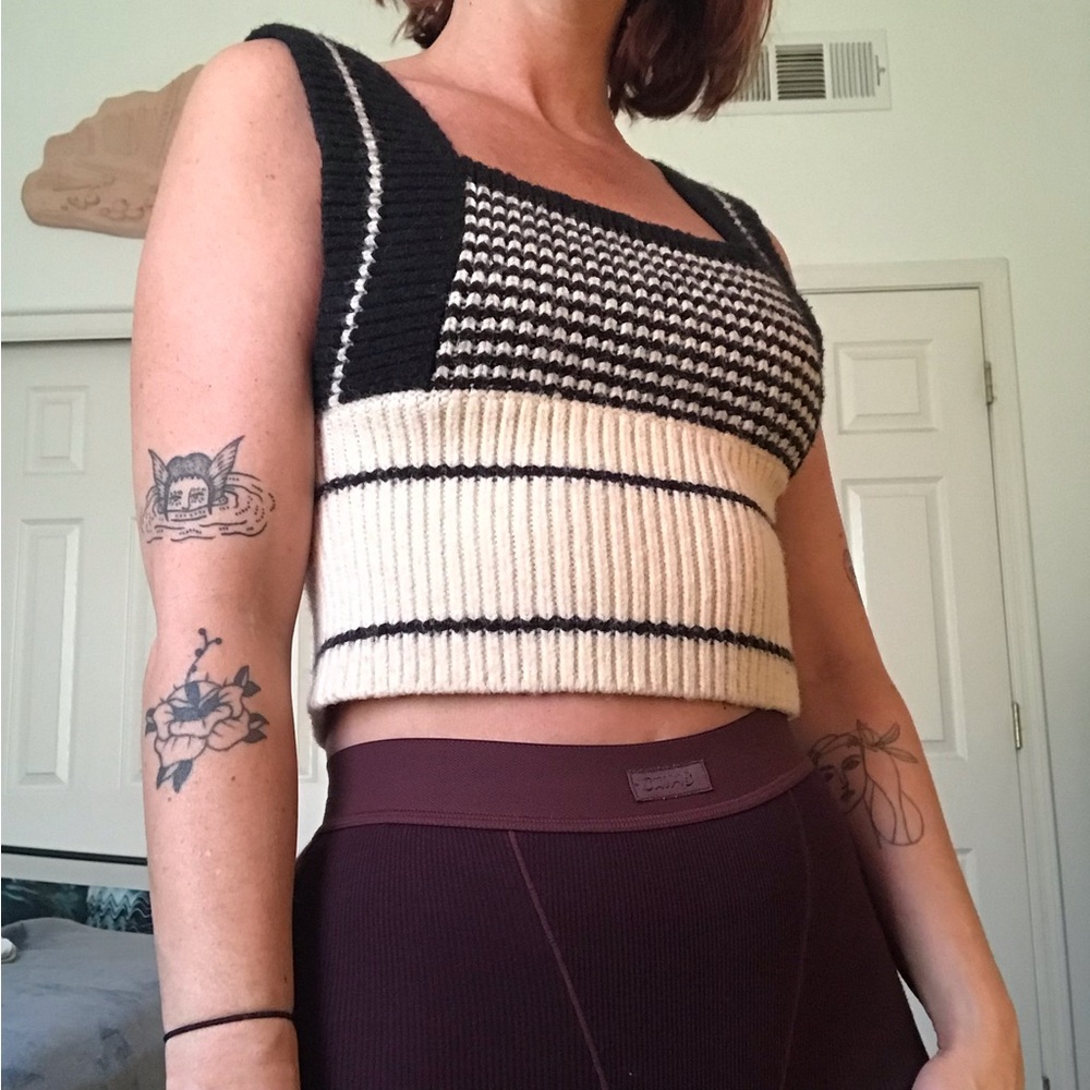 CIDER Black Cream Striped Sleeveless Sweater Layer Top Shirt